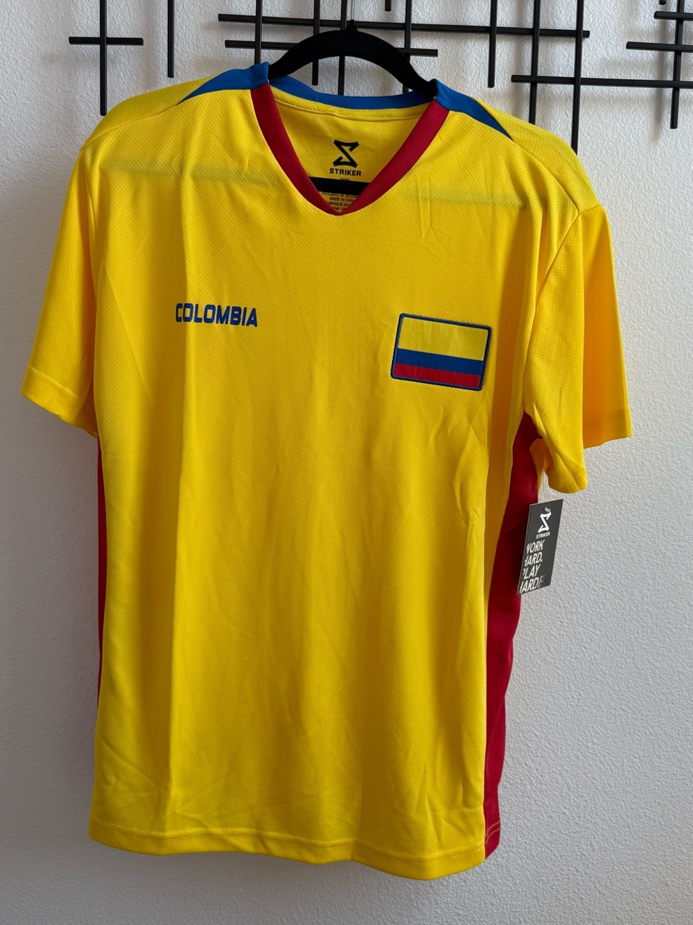 NWT Colombia Soccer Jersey Men’s Medium Yellow FIFA World Cup Fan Shirt